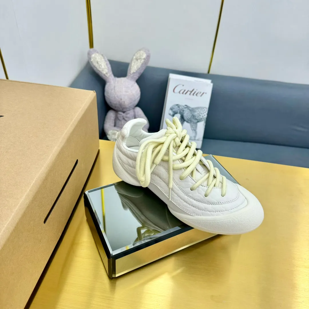 👟👟Ex-factory price 600👟👟 Men's size +10 The latest popular couple model ALEXANDER MCQUEEN/Alexander McQueen 24ss The latest autumn and winter Flexion series retro casual sneakers Original purchase development and production This Flexion Off white tone grain leather low-top sneakers use different sizes of laces and are matched with lightweight segmented soles inspired by anatomy. The reverse skull pattern is embossed on the heel. Fabric: Original customized imported first-layer cowhide. Lining: Customized imported breathable mesh lining. Sole: Original open-molded non-slip TPU material. Size: #Female model 35-40 #Men's model 39-45 (custom-made 45 non-returnable)